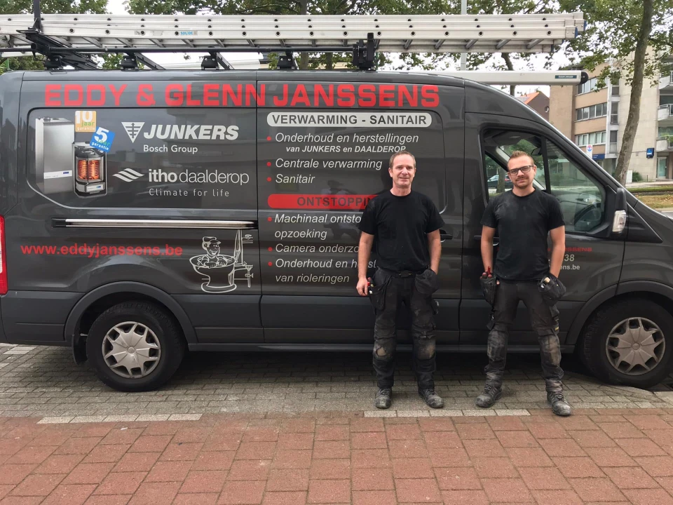 Eddyen Glenn poseren voor hun wagen.